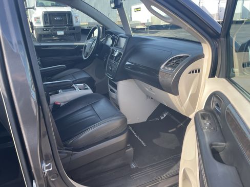 Used 2016 Chrysler Town & Country Touring FWD image 27