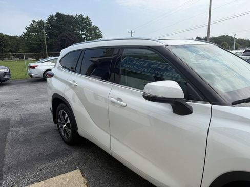 Used 2021 Toyota Highlander XLE AWD/4WD image 6