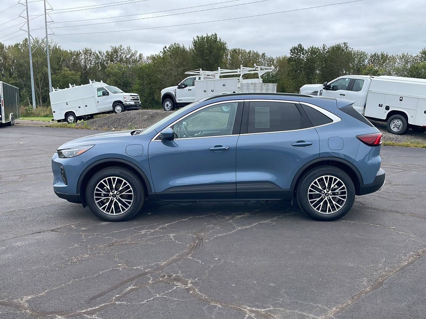 Used 2025 Ford Escape SE w/ PHEV Premium Package FWD image 2