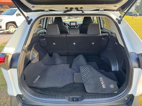 Used 2020 Toyota RAV4 LE FWD image 13