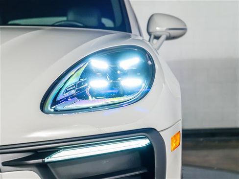 Certified 2026 Porsche Macan AWD/4WD image 11