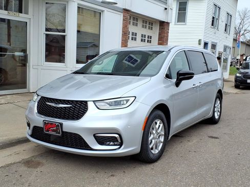 New 2026 Chrysler Pacifica Select FWD image 2