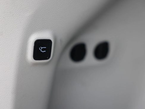 Used 2019 Jeep Cherokee Limited image 16