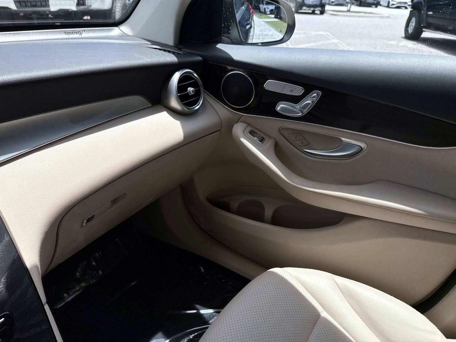 Used 2022 Mercedes-Benz GLC 300 image 24