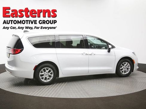 Used 2022 Chrysler Voyager LX image 40
