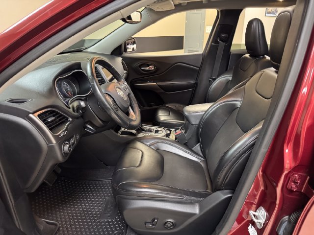 Used 2019 Jeep Cherokee Latitude Plus w/ Comfort/Convenience Group FWD image 8