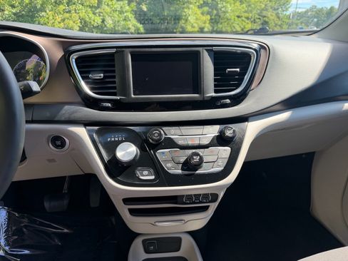 Used 2023 Chrysler Voyager LX FWD image 39