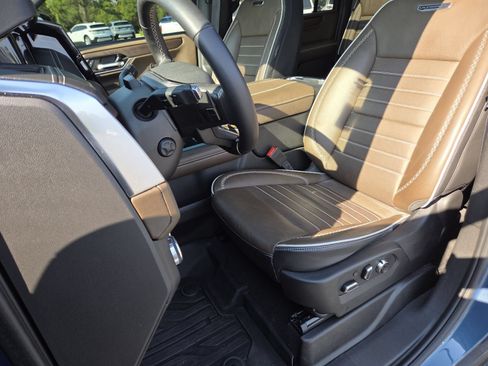 Used 2025 GMC Yukon XL Denali Ultimate AWD/4WD image 34