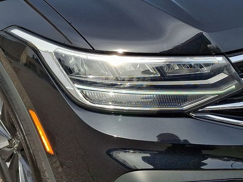 Used 2024 Volkswagen Tiguan SE w/ Panoramic Sunroof Package image 9