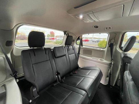 Used 2016 Chrysler Town & Country Touring w/ Driver Convenience Group image 13