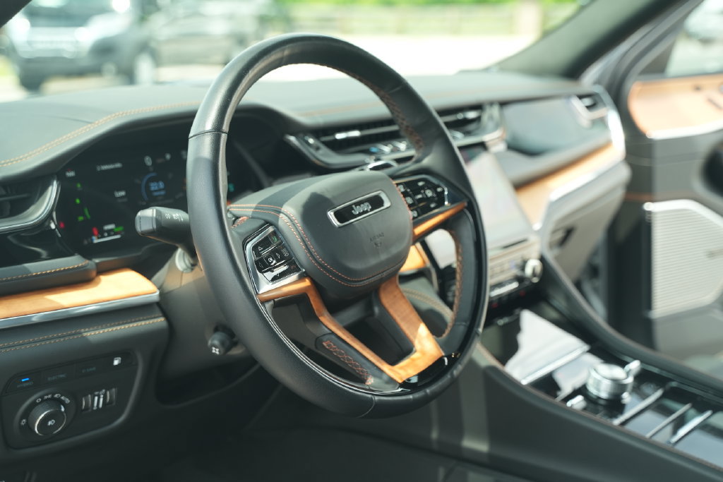 Used 2023 Jeep Grand Cherokee Summit AWD/4WD image 30