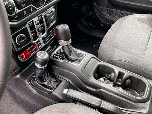 Used 2025 Jeep Wrangler Unlimited Rubicon AWD/4WD image 13