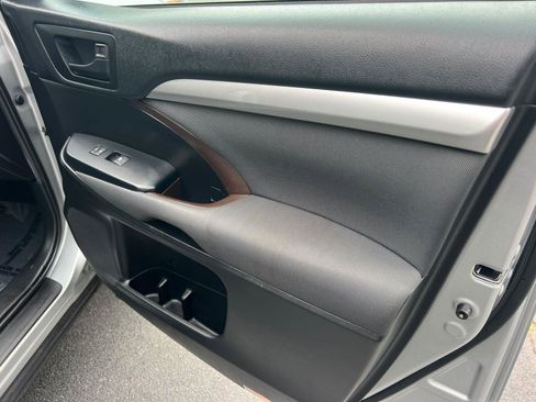 Used 2019 Toyota Highlander LE image 15