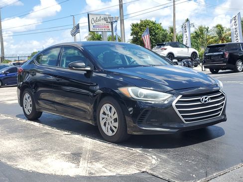 Used 2017 Hyundai Elantra SE image 5