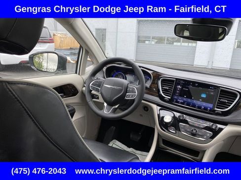 Certified 2024 Chrysler Pacifica Limited FWD image 37
