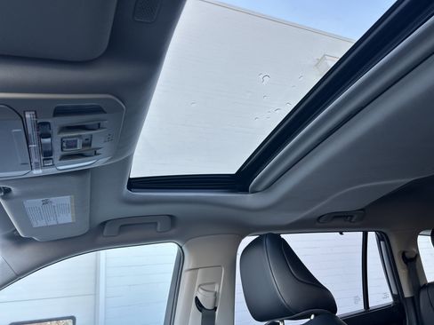 Used 2020 Toyota Highlander XLE image 11