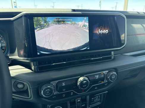 Used 2025 Jeep Wrangler Unlimited Rubicon AWD/4WD image 30