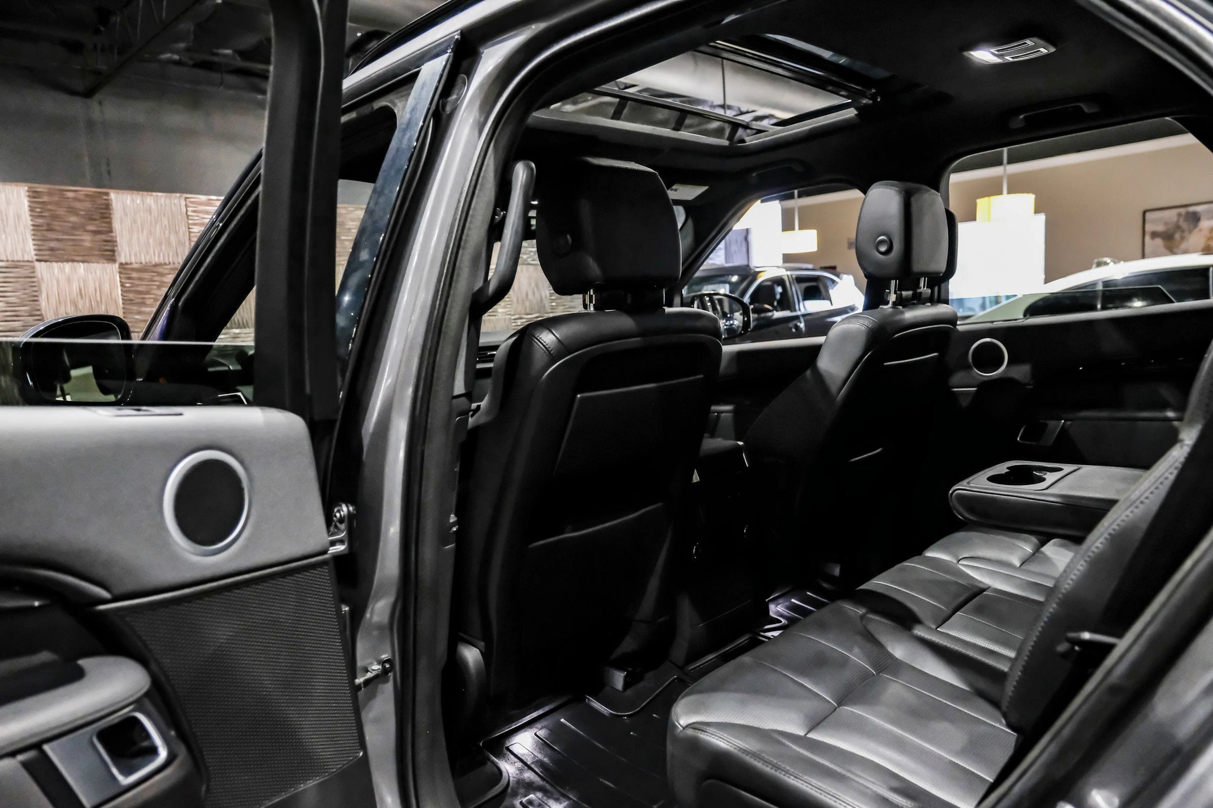 Used 2018 Land Rover Discovery SE AWD/4WD image 38
