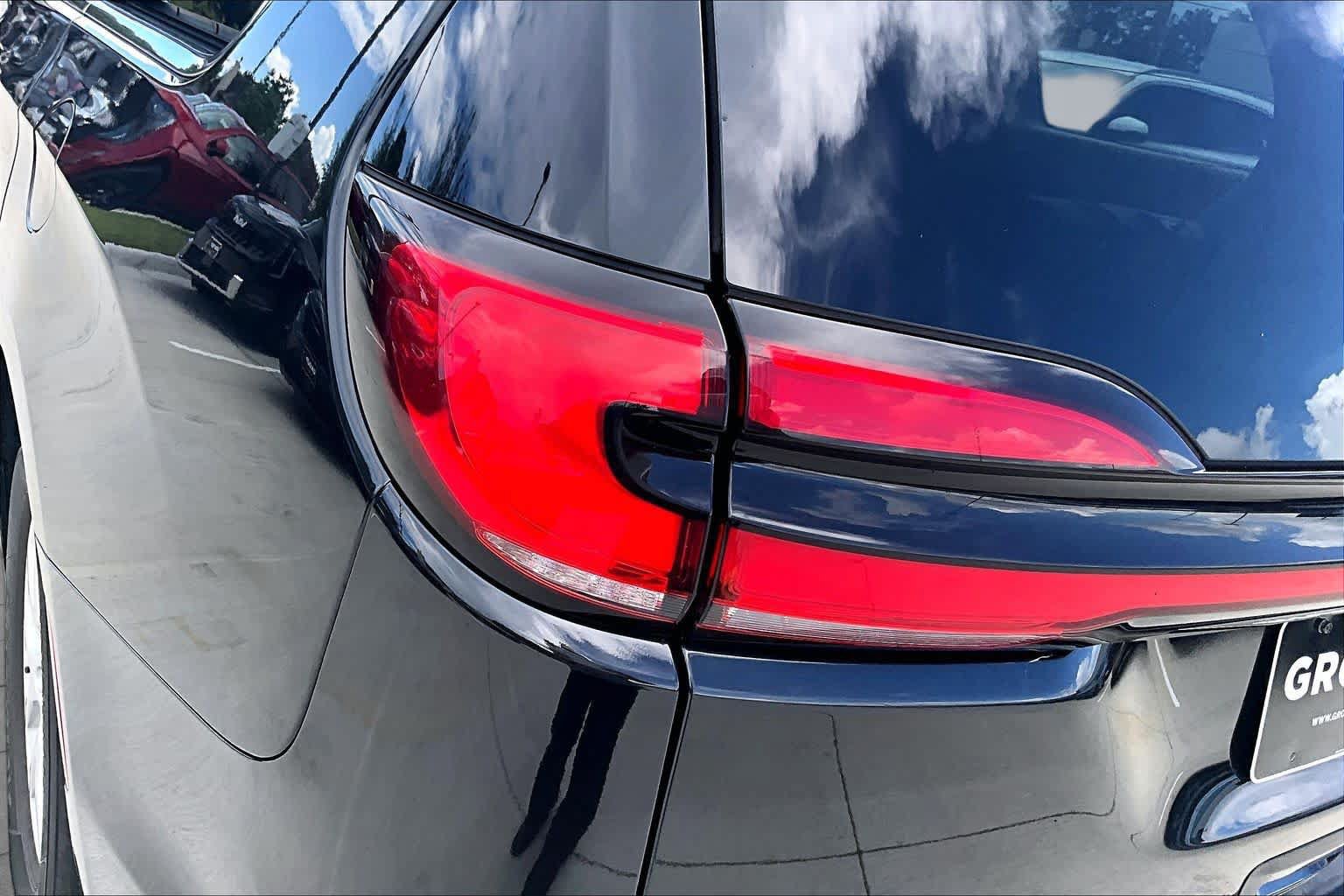 Used 2023 Chrysler Pacifica Touring-L FWD image 27