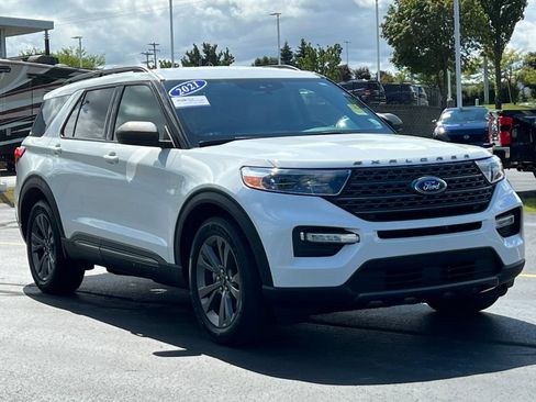 Certified 2021 Ford Explorer XLT w/ Equipment Group 202A AWD/4WD image 40