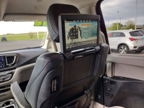 Used 2018 Chrysler Pacifica Touring-L Plus FWD image 13
