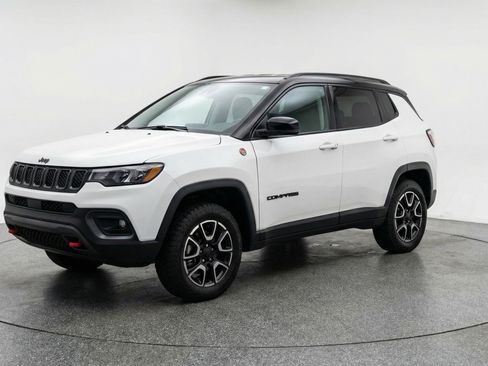 Used 2025 Jeep Compass Trailhawk AWD/4WD image 3