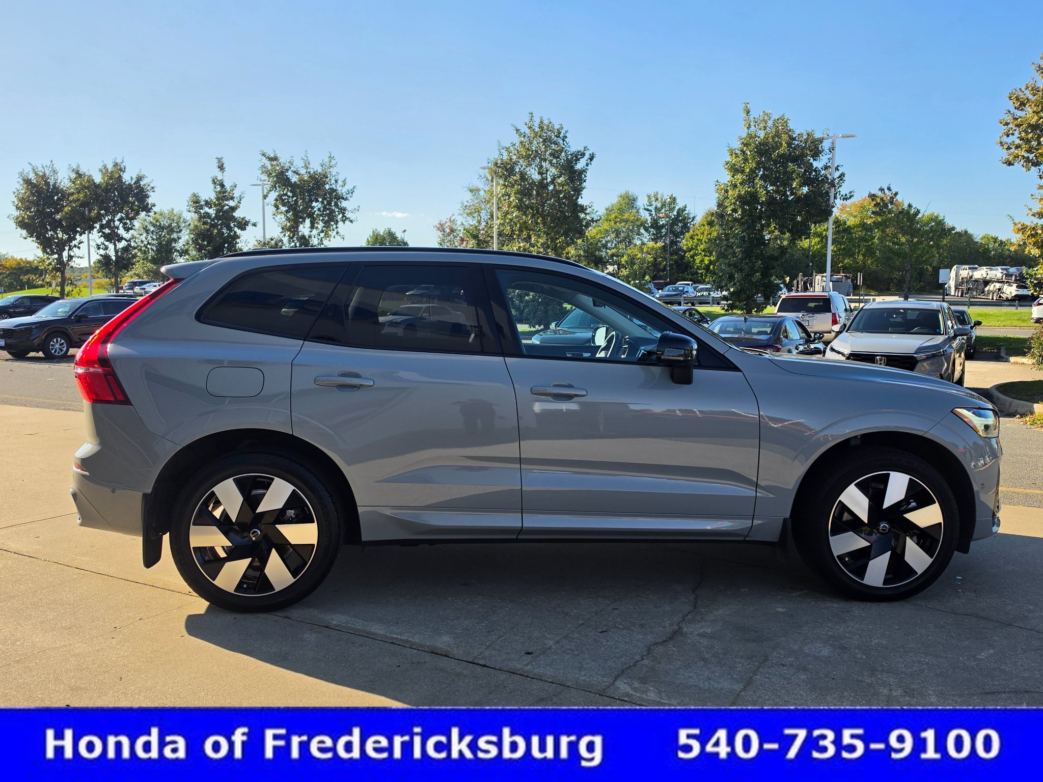 Used 2025 Volvo XC60 T8 Plus w/ Protection Package Premier AWD/4WD image 7