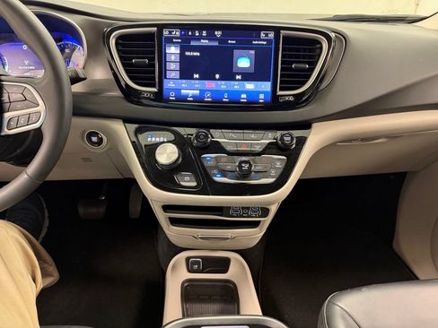 Used 2023 Chrysler Pacifica Touring-L FWD image 25