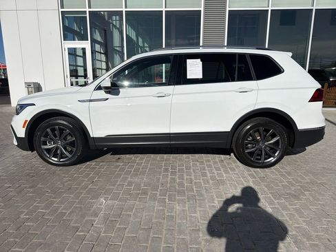 Certified 2022 Volkswagen Tiguan SE w/ Panoramic Sunroof Package image 3