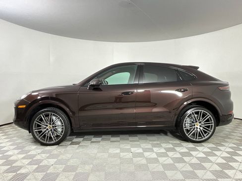 Used 2022 Porsche Cayenne Turbo image 2