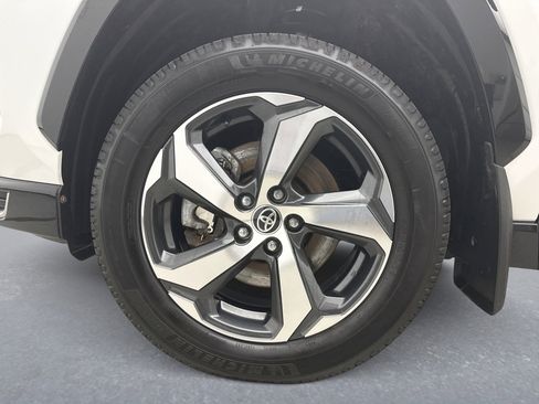 Used 2022 Toyota RAV4 SE w/ Weather & Moonroof Package AWD/4WD image 24