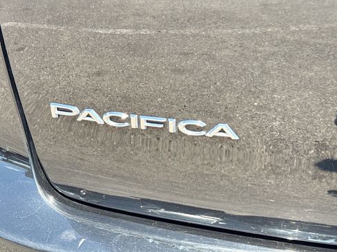 Used 2024 Chrysler Pacifica Touring-L FWD image 11