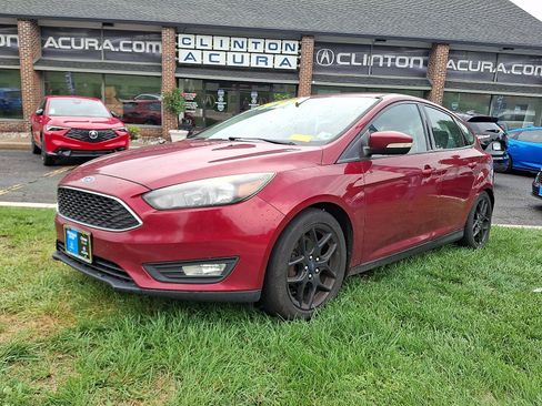 Used 2016 Ford Focus SE w/ Equipment Group 201A FWD image 3