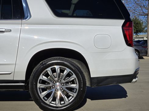 Used 2021 GMC Yukon XL Denali w/ Denali Premium Package image 9