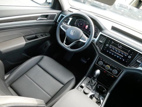 Certified 2023 Volkswagen Atlas SE image 9