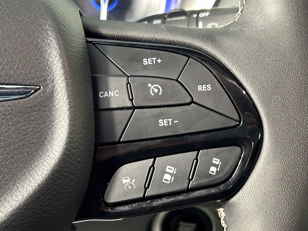 Used 2025 Chrysler Pacifica Limited FWD image 28