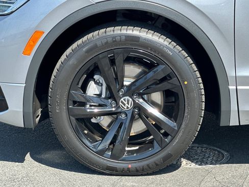 Certified 2024 Volkswagen Tiguan SE R-Line image 27