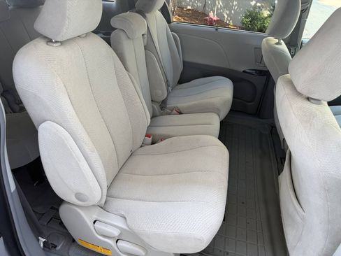 Used 2011 Toyota Sienna LE w/ Towing Pkg FWD image 16