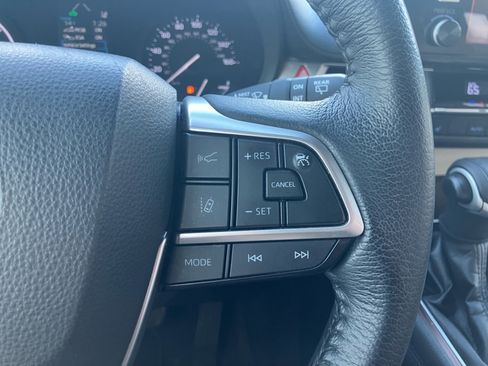 Used 2021 Toyota Sienna XLE image 22