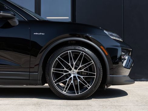 Certified 2025 Porsche Macan 4 Electric image 16