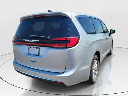 Used 2023 Chrysler Pacifica Touring-L FWD image 4