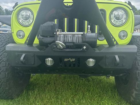 Used 2017 Jeep Wrangler Unlimited Rubicon w/ Connectivity Group AWD/4WD image 60
