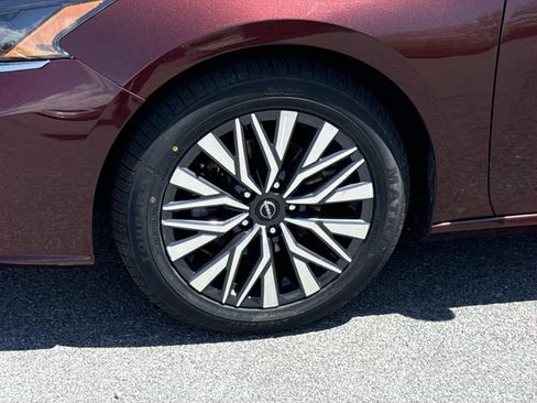 Used 2024 Nissan Altima 2.5 SV FWD image 7