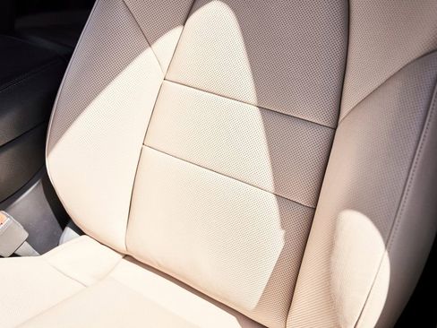 Used 2025 Porsche Cayenne image 44