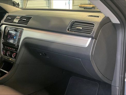 Used 2019 Volkswagen Passat 2.0T Wolfsburg image 17
