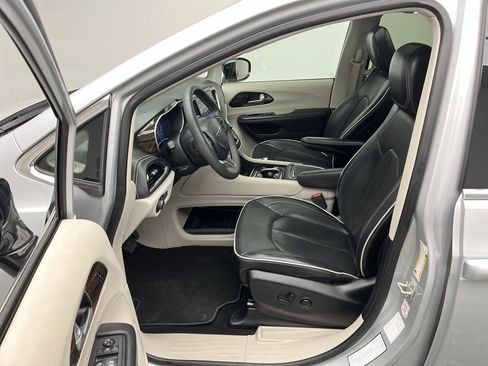 Used 2024 Chrysler Pacifica Limited image 3