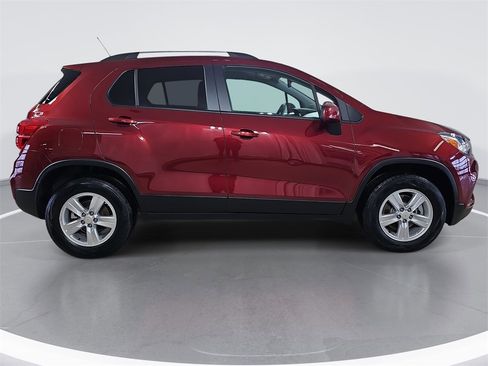 Certified 2022 Chevrolet Trax LT w/ LT Convenience Package image 2