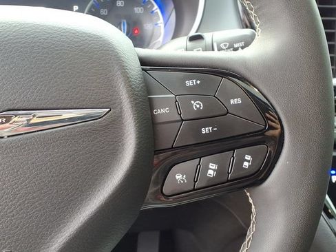 Used 2025 Chrysler Pacifica Limited FWD image 12