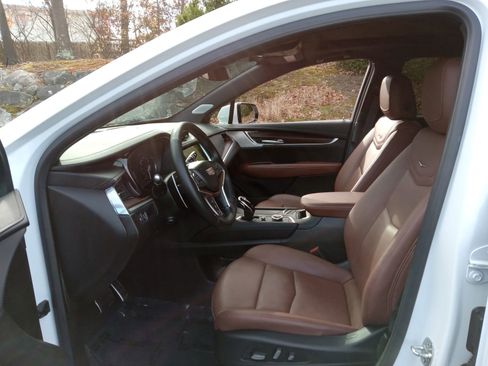 Used 2025 Cadillac XT5 Sportv w/ LPO, Red Accent Package image 11