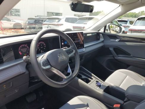 New 2026 Volkswagen Tiguan SE FWD image 18